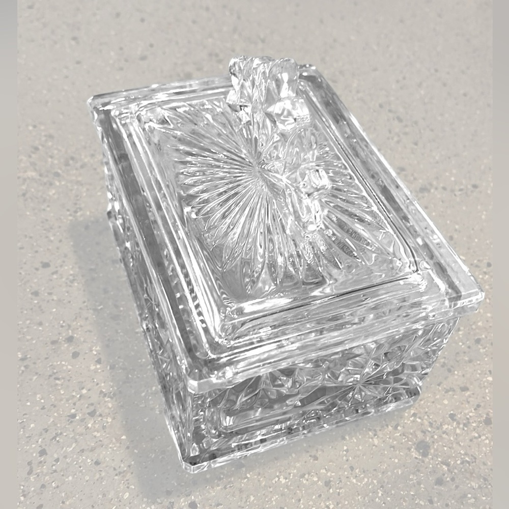 HEAVY CLEAR GLASS CANDY DISH WITH LID SNOWFLAKE PATTERN